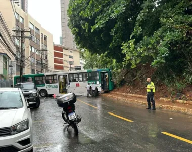 Veículo parado travou o trânsito no Morro do Gato