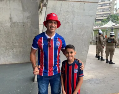 Delmar Teixeira acompanhado do filho na Arena Fonte Nova