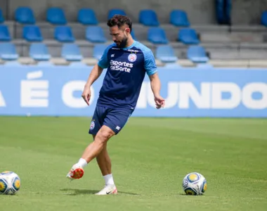 Everton Ribeiro treinou e deve retornar a equipe principal nesta quarta-feira (6)