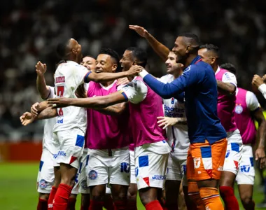 Jogadores do Bahia comemoram gol de Ademir