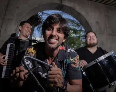Peu Costa (sanfona), Maurício Cairo (vocal/triângulo) e Henrique “Xala” Batinga (zabumba)