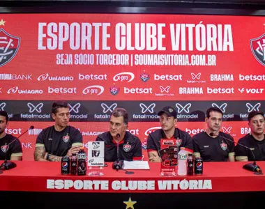 Diretoria e nova comissão técnica durante coletiva de apresentação nesta quinta-feira (16)