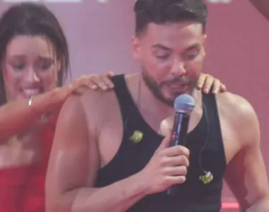 Beatriz colocou as mãos nos ombros de Wesley Safadão no BBB 24