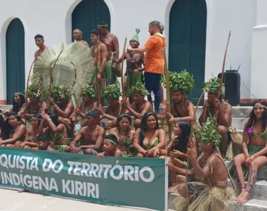 Indígenas da Tribo Kiriri em frente a uma igreja
