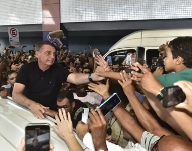Jair Bolsonaro sendo recepcionado no Aeroporto de Salvador