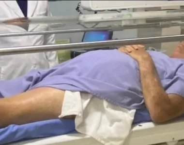 Bolsonaro sendo examinado no hospital