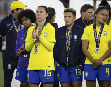 Jogadoras do Brasil recebem medalhas de prata