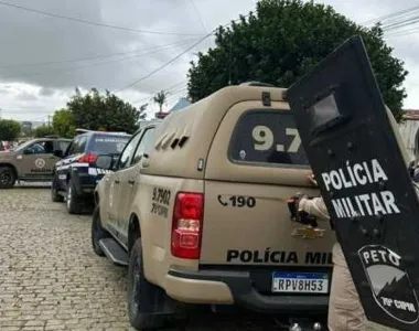 O homem estava revoltado e utilizou de um 'badogue' para atingir os policiais