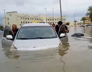 Carros ficaram submersos com as grandes chuvas na cidade