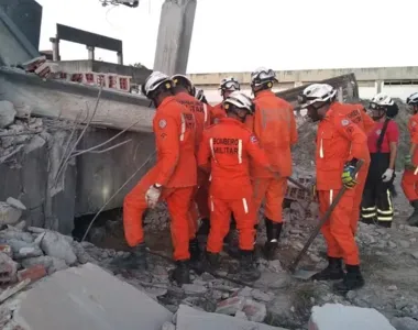 Bombeiros foram ao local resgatar vítimas