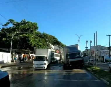Caminhão sofre acidente na Avenida Dorival Caymmi, em Itapuã