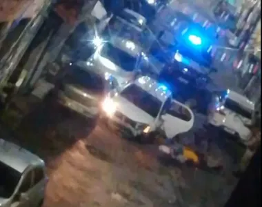 Moradores da Rua do Céu, no bairro da Liberdade, em Salvador, sofreram uma noite de terror neste sábado (11)