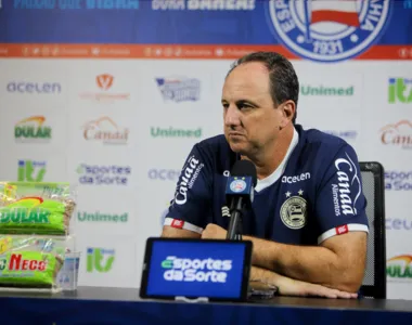 Técnico está sendo muito criticado por substituições durante as partidas