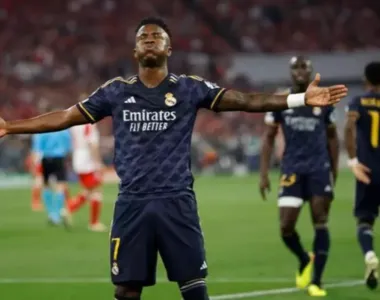 Vini Jr comemora o primeiro gol marcado no empate na Allianz Arena