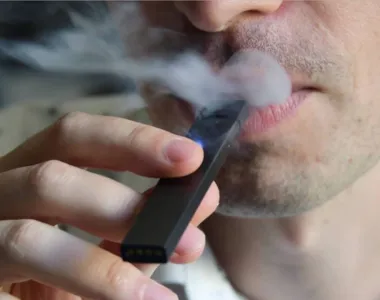 Diferentes modelos de vape são usados por jovens