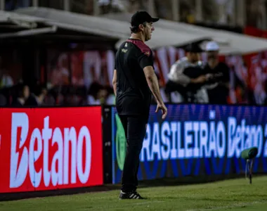 Léo Condé na beira do gramado