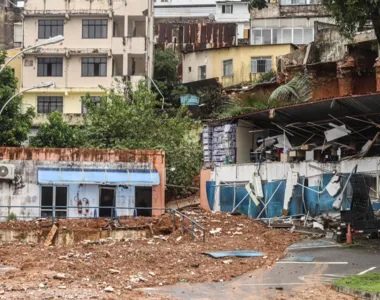 Estrutura desabou na manhã desta segunda-feira (8), por conta da chuva