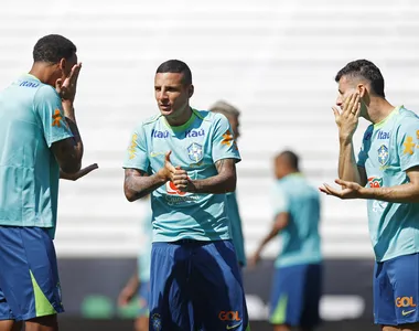 Guilherme Arana (Ao centro) deve ser o titular na lateral esquerda