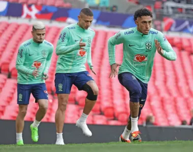 Andres Pereira, Richarlison e Raphinha em treino da Seleção em Wembley