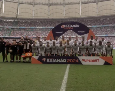 Elenco é coroado campeão após grande campanha no Baiano