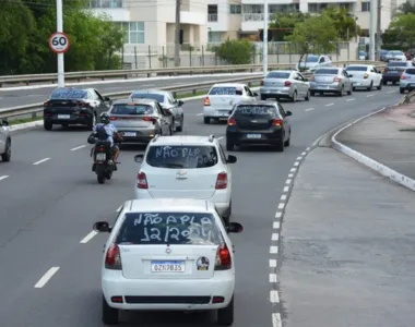 Movimento iniciou 8h30 e conta com 200 carros