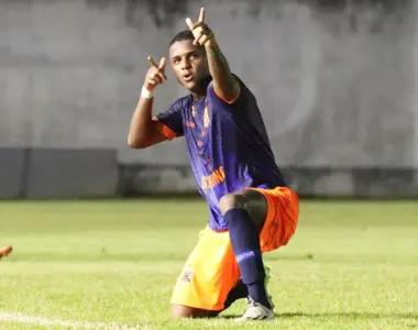Jogador do Nova Iguaçu comemora um dos gols