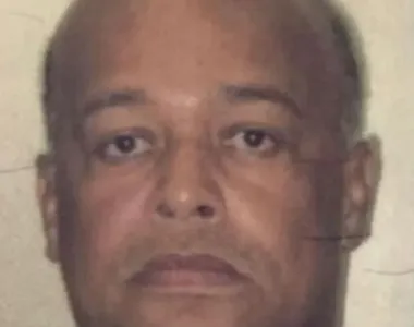 Corpo do homem foi encontrado no sofá da residência dele