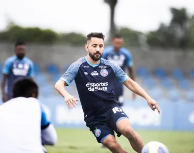 Everton Ribeiro em treino no CT Evaristo de Macêdo neste sábado (11)