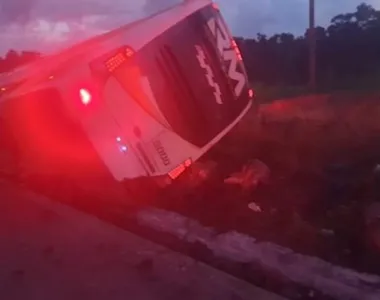 Ônibus tombado na BR-101