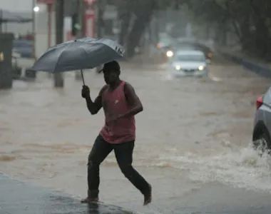 Popular foge da forte chuva em Salvador