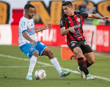 Caio Alexandre e Osvaldo no clássico vencido pelo Vitória no Barradão