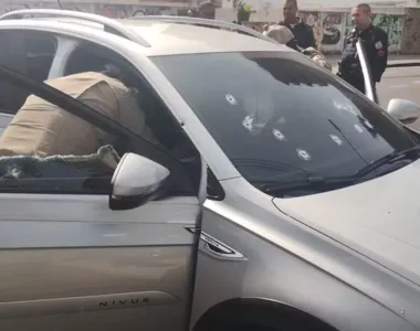 Carro ficou cheio de marcas de bala de tiro