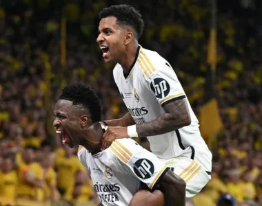 Vini e Rodrygo comemoram gol do título