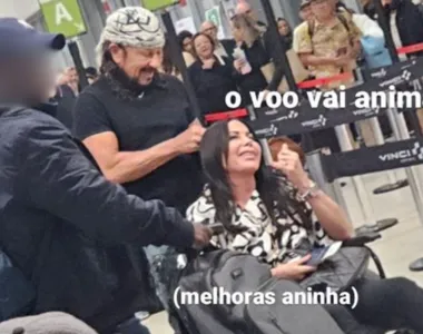 Bell Marques e a esposa no Aeroporto de Salvador