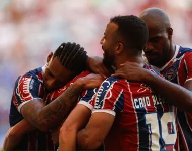 Jogadores do Bahia comemoram gol de Ratão