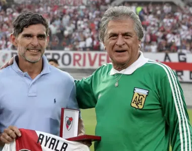 Ubaldo Fillol (de verde) posa ao lado do ex-zagueiro Roberto Ayala