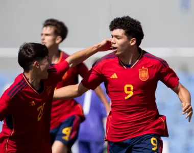 Enzo comemorando gol pela Espanha