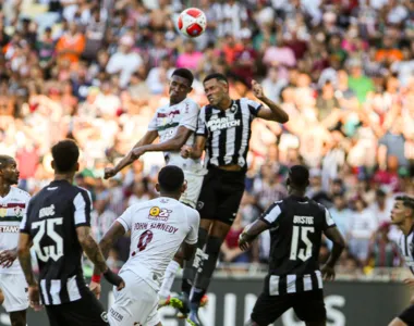 Botafogo venceu o Fluminense por 4 a 2, no Maracanã