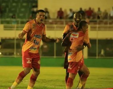 Jogadores da Juazeirense comemoram vitória de goleada