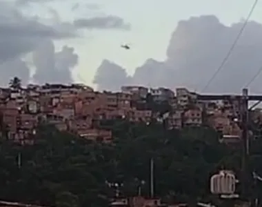 Traficantes do Comando Vermelho e Polícia Militar trocam tiros nesta segunda (15)