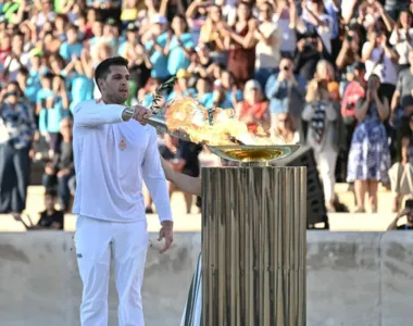 Capitão da equipe de pólo aquático da Grécia, Ioannis Fountoulis, acende a pira olímpica