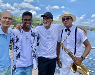 Na foto, o vocalista atual da banda, Lucas Araújo e equipe nos bastidores das gravações