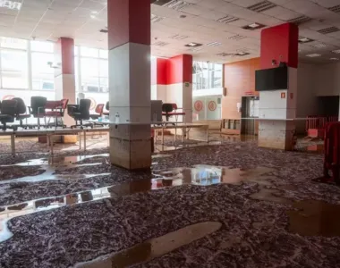 Sala de imprensa, banheiros, vestiários, e outras áreas internas foram afetadas