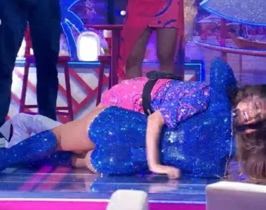 Veveta se diverte com Bia e pede para ser derrubada no chão durante show no BBB