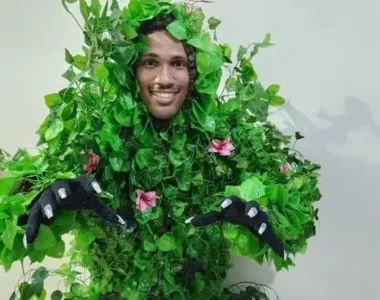 Wesley se fantasia de planta