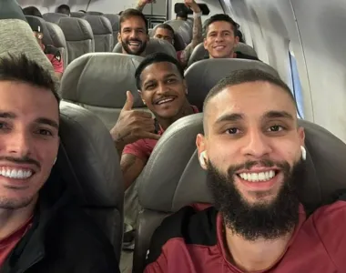 Atletas não se abalaram com atraso e fizeram até selfie no avião