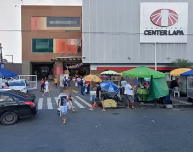 Ao menos dois homens armados fizeram ‘a limpa’ em uma loja no Shopping Center Lapa