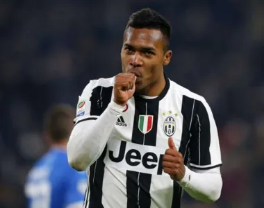 Lateral atuou em mais de 300 partidas pela Juventus