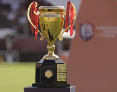 Taça do Campeonato Baiano no gramado do Barradão no primeiro jogo da final