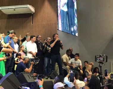 Bolsonaro discursando para apoiadores